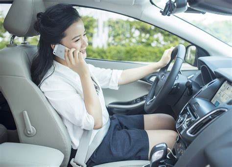 mức xử phạt lái xe sử dụng điện thoại di động khi tham gia giao thông