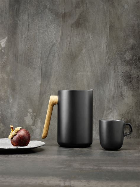 eva solo vacuum jug black  wooden handle   images nordic