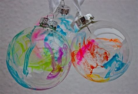 glazen kerstballen action beschilderen met glasverf  nagellak erg leuk om cadeau te doen