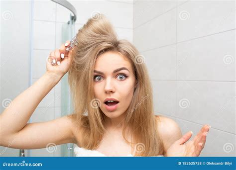 mujer bonita en el baño mira el pelo enredado foto de archivo imagen