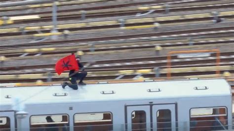 dieses video zeigt einen schwarzfahrer auf dem dach einer fahrenden u bahn