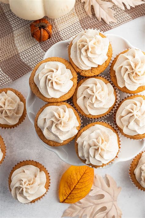 vanilla pumpkin cupcakes with cinnamon buttercream