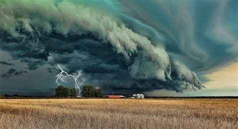 dangerous power  nature frightening phenomenons   coming storm