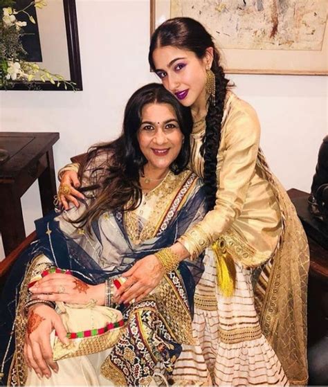 sara ali khan eating an enormous dosa with mom amrita singh is all of