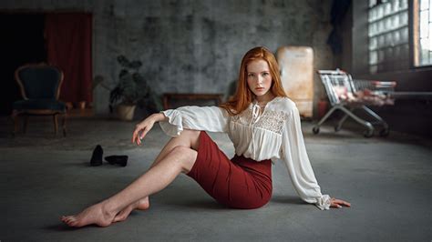 Обои Модель Ирина в белой блузе и юбке сидит на полу фотограф Георгий Чернядьев на рабочий стол