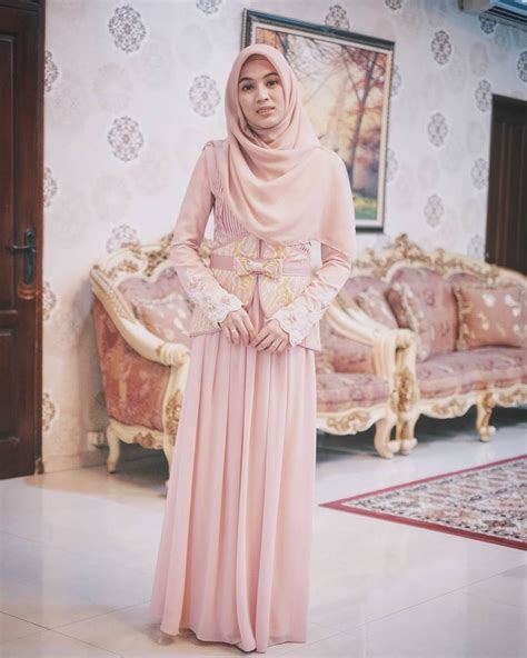 10 ide outfit hijab kondangan ala alyssa soebandono simple and elegan