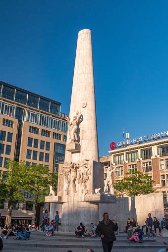 foto de o monumento nacional na praça dam É um monumento 1956 em