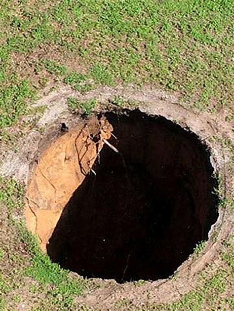 New Hole Opens Up At Site Of Fatal 2013 Florida Sinkhole Chicago Tribune