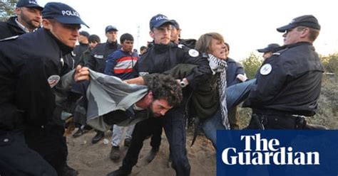 french police dismantle calais migrant camp uk news the guardian