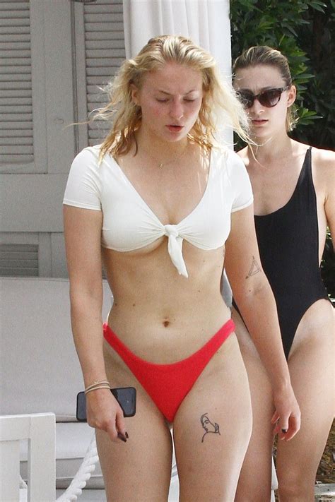 Sophie Turner Pillada En Bikini Y Franela Mojada Bytesexy