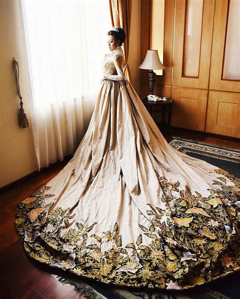 ide gaun pernikahan bergaya kontemporer unik artsy tapi tetap