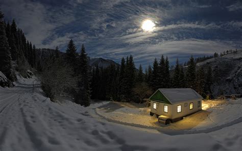 verlicht huis  de bergen met sneeuw hd wallpapers