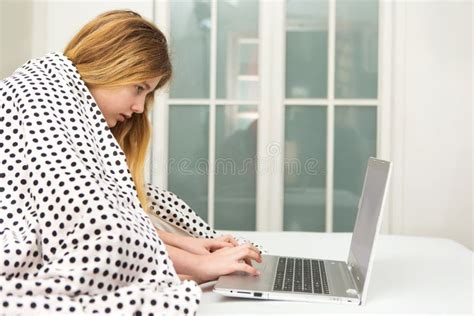 adolescente che si trova sul letto facendo uso del computer portatile