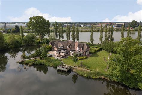 luxe jachthuis  zoetermeer met grote waterpartij staat te koop