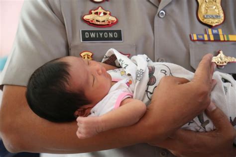 Kisah Nyata Seorang Ibu Bersalin Di Dalam Mobil Dinas Polisi