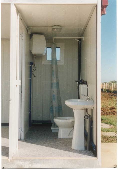 Una scalinata dà dinamismo al giardino e consente di piantare ai lati cespugli morbidi, lassi e decombenti, oltre che piccole piante a portamento pulvinato, . bagni prefabbricati - pmc prefabbricati e arredo giardino