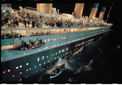 pusat duit kapal titanic  segera tenggelam