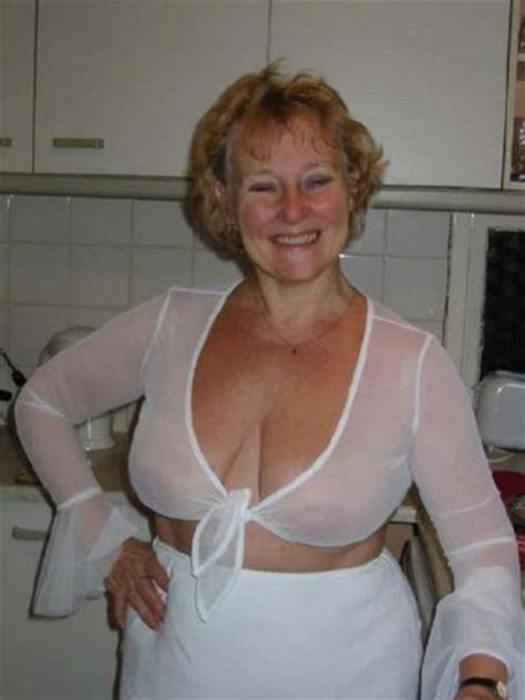 mature amateurs see thru cleavage downblouse and pokies fetish porn pic