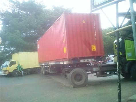 truk kontainer mogok  tengah jalan kemacetan  daan mogot mengular