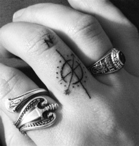 Finger Tattoo Compass Finger Tattoos Subtle Tattoos