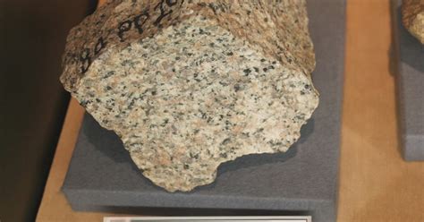 geografi bahan tambang granit