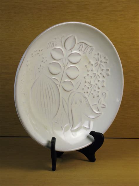 white wall plate  blandannat keramik upsala ekeby