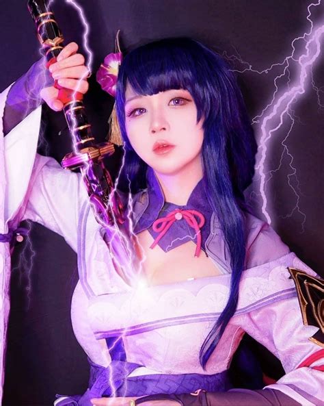 gaya clarissa punipun cosplay genshin impact dari raiden shogun hingga