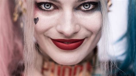Get A Detailed Look At Margot Robbie S Harley Quinn