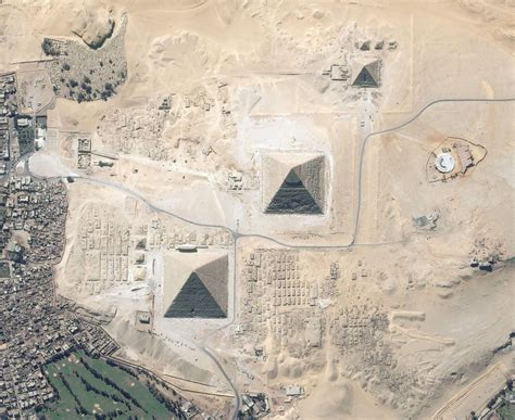 picture  space   great pyramids  gisa    largest