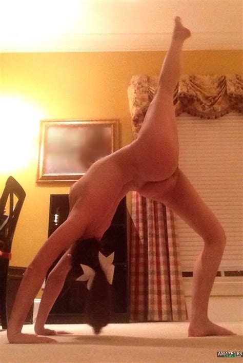 nude cheerleader very bendy college girl