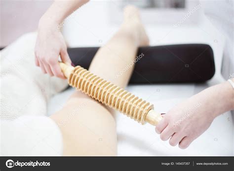 anti cellulitis massage voor vrouw met rolling pinnen — stockfoto © nikodash 145437357