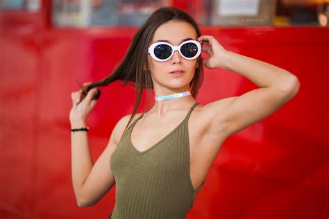 2560x1707 Woman Brunette Model Girl Sunglasses Wallpaper