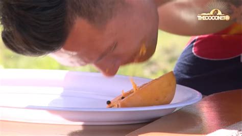Video Pria Pria Telanjang Dada Saat Makan Pepaya Ini Viral