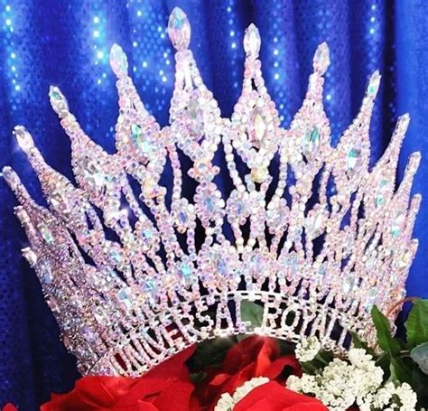 pin de lauren 👑💎🌹🌴🌺 ️ ♌️ em pageant crowns trophies ideias