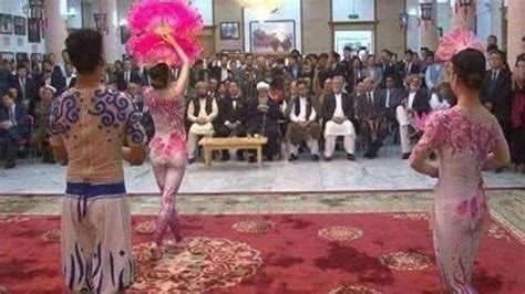 تصویری حضور رهبران جهادی افغان و رقص دختران نیمه‌عریان در مراسم روز