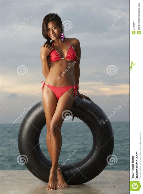 het thaise model van de bikini met buis stock afbeelding