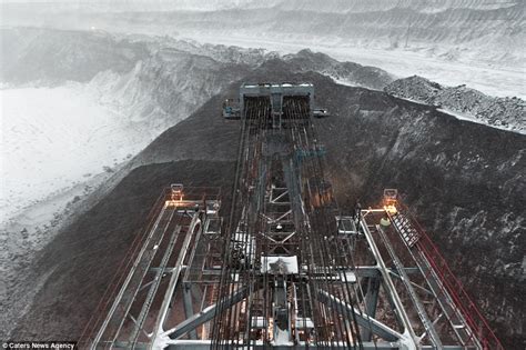 45 000 ton coal mining machine has blade the size of a four storey building daily mail online