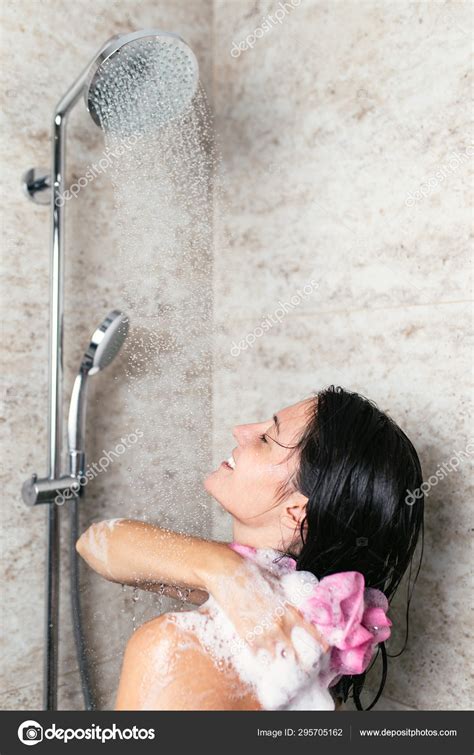 Mulher Bonita Tomando Banho Seu Banheiro Fotos Imagens De