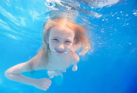 simningung flicka som är undervattens i pöl arkivfoto bild av flicka