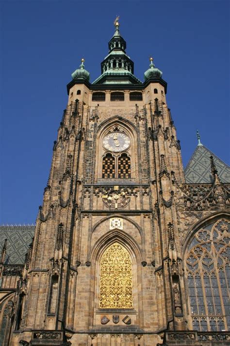 hoofdtoren van de kathedraal van praag stock foto image  gotisch klok