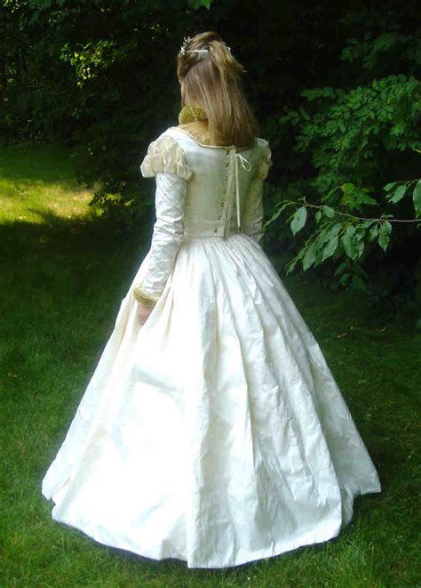elizabethan wedding gown