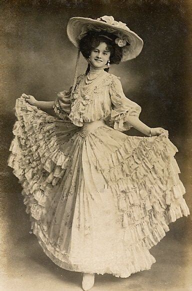 victorian era fashion historic clothing