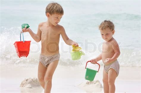 zwei kinder spielen am strand stockfoto colourbox