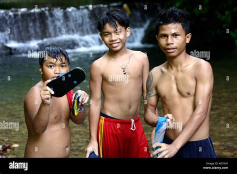Malaysische Jungen Zu Einem Wasserfall Und Swimming Loch In Der Nähe
