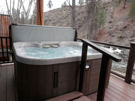 Senior Couple Reportedly Dies In Hot Tub While Having Sex