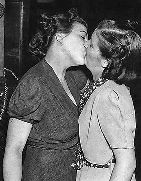36 Vintage Snapshots Of Women Expressed Their Love Together From The
