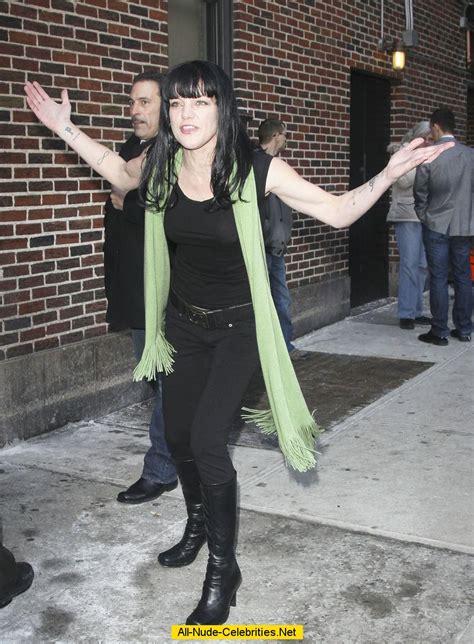 pauley perrette posing at late show with david letterman