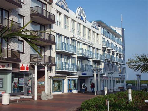 blick vom dorfbrunnen auf strandhotel duhnen aparthotel kamp cuxhaven holidaycheck