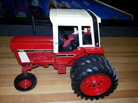 ertl international  metal tractor toy  scale diecast farm vehicle ih