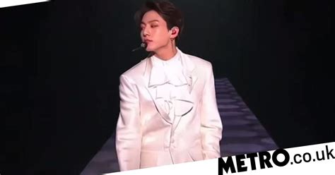 jungkook s sultry walk during bts mama performance is